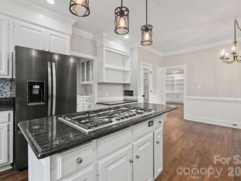 9408 Sardis Glen Drive, Matthews, NC 28105.  MLS# CAR4399691, YatesRealty ID 36115. 