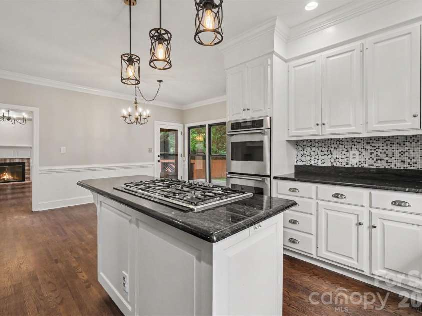 9408 Sardis Glen Drive, Matthews, NC 28105.  MLS# CAR4399691, YatesRealty ID 36115. 