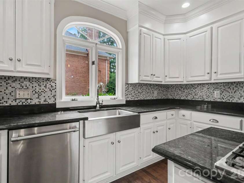 9408 Sardis Glen Drive, Matthews, NC 28105.  MLS# CAR4399691, YatesRealty ID 36115. 