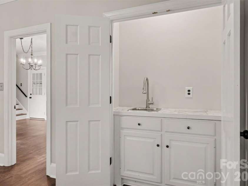 9408 Sardis Glen Drive, Matthews, NC 28105.  MLS# CAR4399691, YatesRealty ID 36115. 