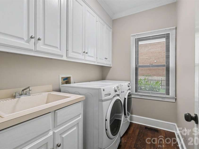 9408 Sardis Glen Drive, Matthews, NC 28105.  MLS# CAR4399691, YatesRealty ID 36115. 