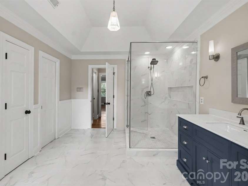 9408 Sardis Glen Drive, Matthews, NC 28105.  MLS# CAR4399691, YatesRealty ID 36115. 