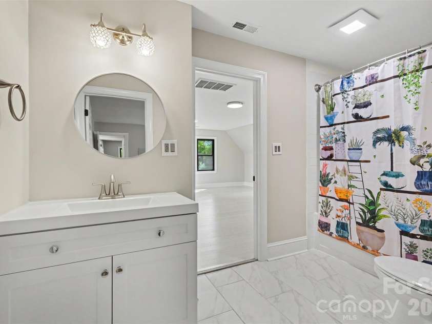 9408 Sardis Glen Drive, Matthews, NC 28105.  MLS# CAR4399691, YatesRealty ID 36115. 