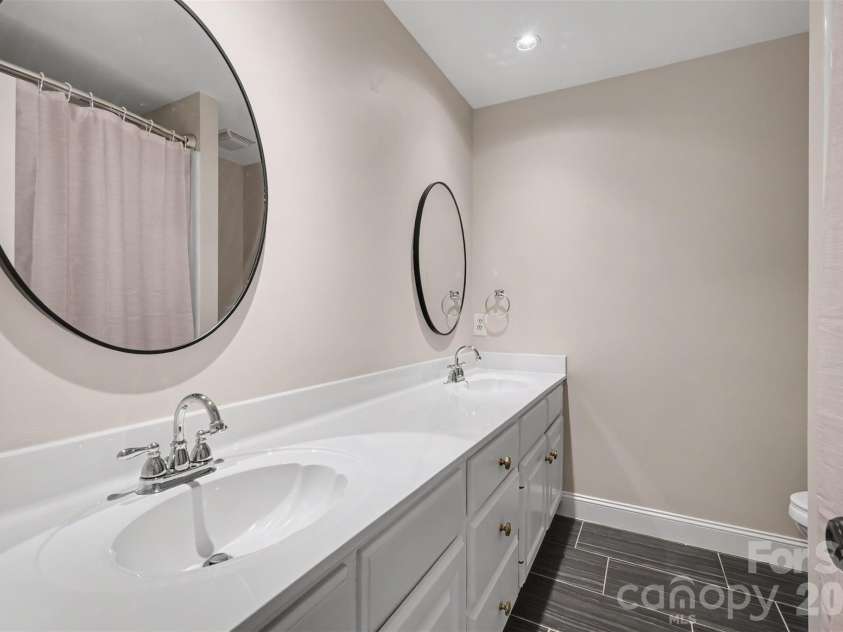 9408 Sardis Glen Drive, Matthews, NC 28105.  MLS# CAR4399691, YatesRealty ID 36115. 