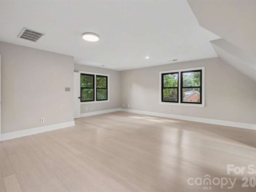 9408 Sardis Glen Drive, Matthews, NC 28105.  MLS# CAR4399691, YatesRealty ID 36115. 