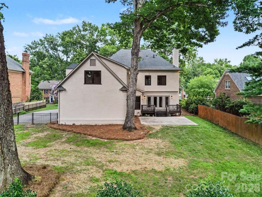 9408 Sardis Glen Drive, Matthews, NC 28105.  MLS# CAR4399691, YatesRealty ID 36115. 
