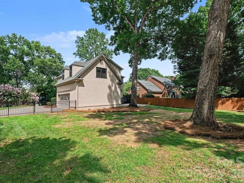 9408 Sardis Glen Drive, Matthews, NC 28105.  MLS# CAR4399691, YatesRealty ID 36115. 