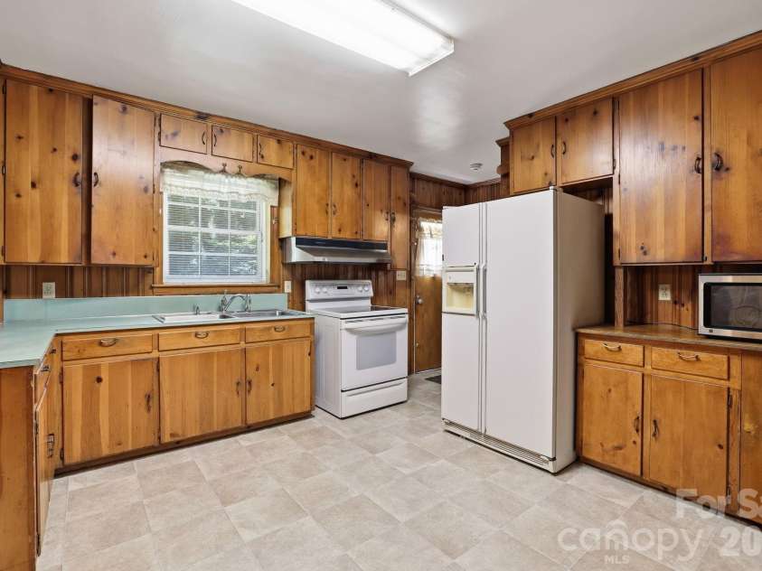 4020 Wilson Lane, Charlotte, NC 28206.  MLS# CAR4402474, YatesRealty ID 36116. Kitchen with New Floors
