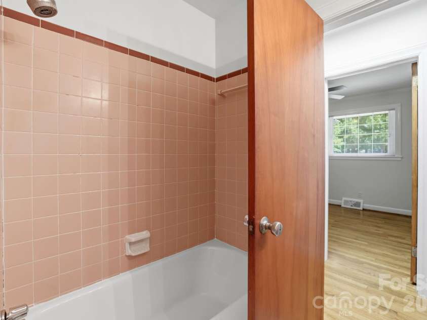 4020 Wilson Lane, Charlotte, NC 28206.  MLS# CAR4402474, YatesRealty ID 36116. Secondary Full Bathroom