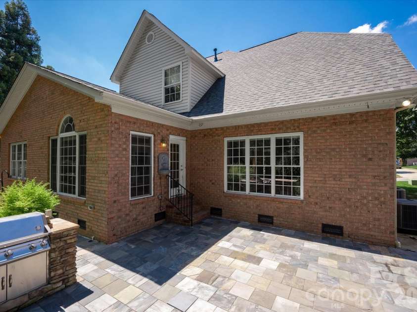 7102 Edenderry Drive, Charlotte, NC 28270.  MLS# CAR4402516, YatesRealty ID 36118. 