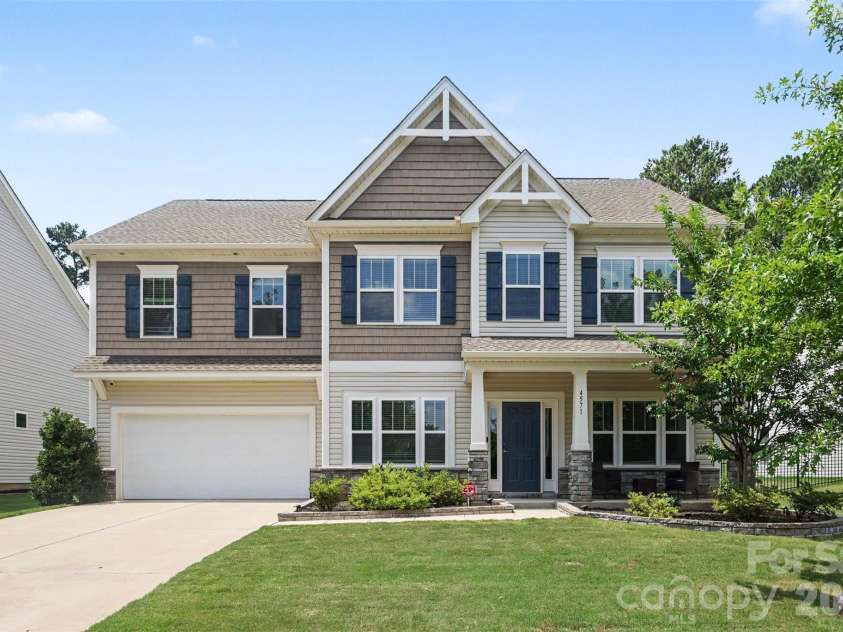 4571 Selhurst Drive, Fort Mill, SC 29707.  MLS# CAR4401865, YatesRealty ID 36119. Front yard