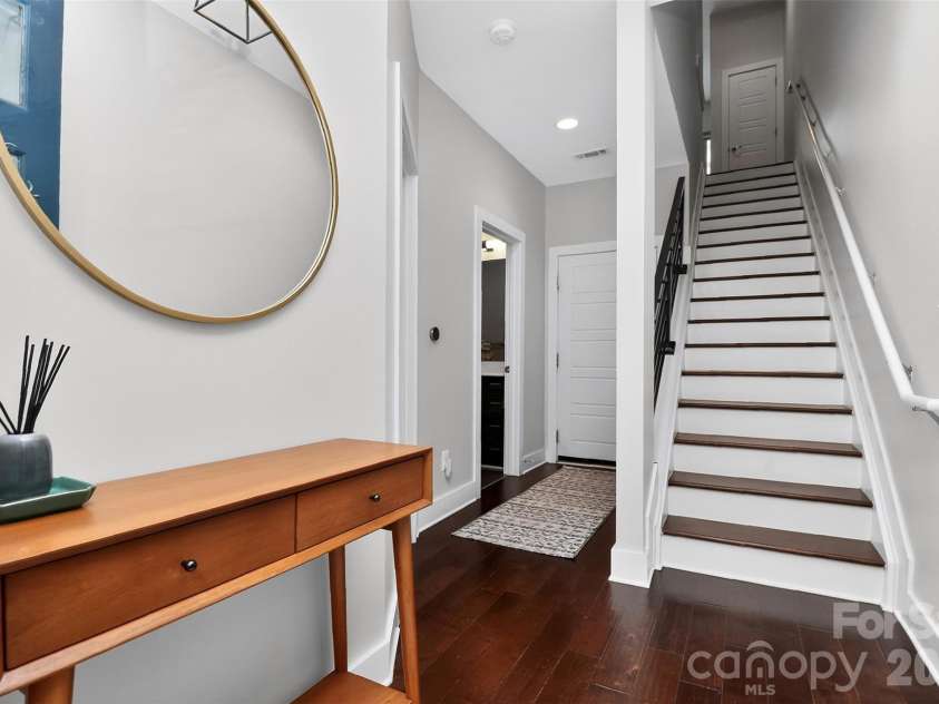 231 Doggett Street, Charlotte, NC 28203.  MLS# CAR4380904, YatesRealty ID 36121. 