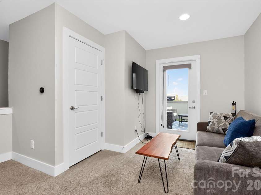 231 Doggett Street, Charlotte, NC 28203.  MLS# CAR4380904, YatesRealty ID 36121. Fourth floor flex space
