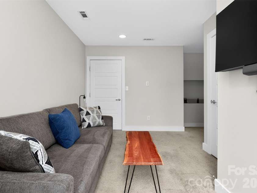231 Doggett Street, Charlotte, NC 28203.  MLS# CAR4380904, YatesRealty ID 36121. Fourth floor flex space
