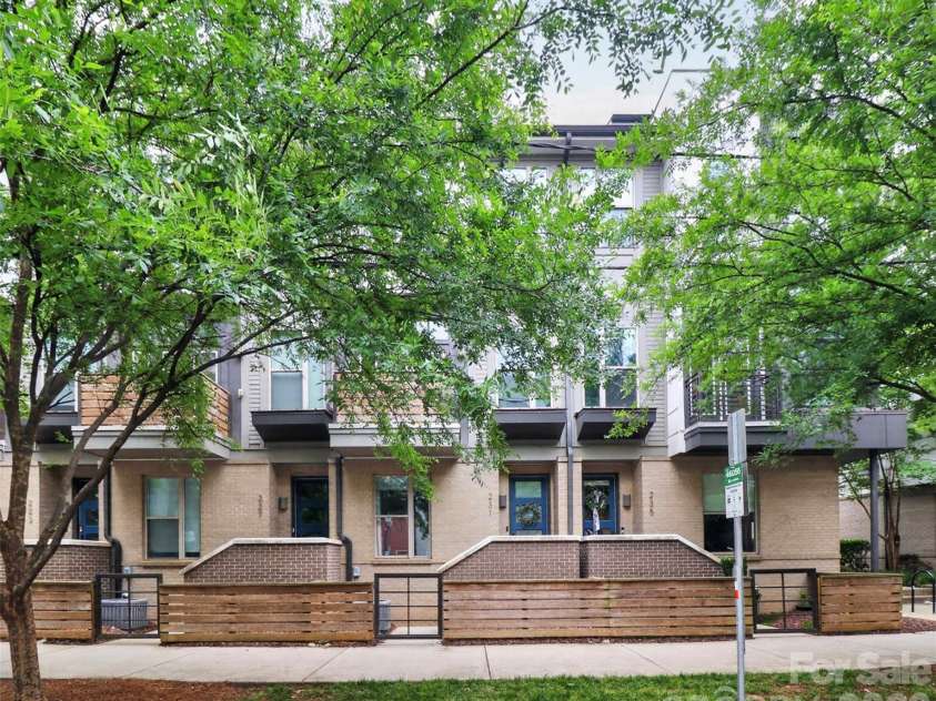 231 Doggett Street, Charlotte, NC 28203.  MLS# CAR4380904, YatesRealty ID 36121. Front of building