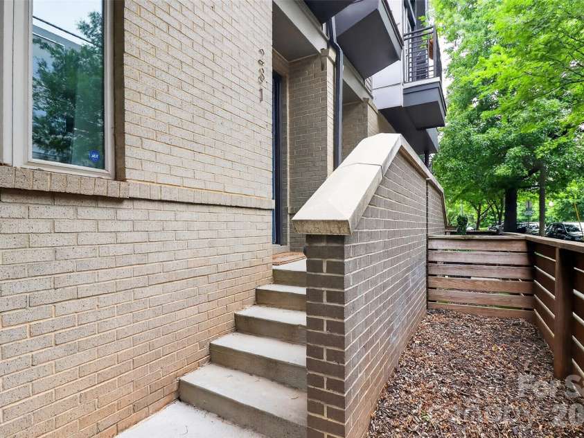 231 Doggett Street, Charlotte, NC 28203.  MLS# CAR4380904, YatesRealty ID 36121. Home front entry area