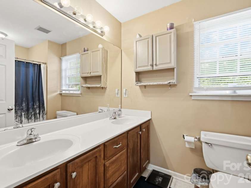 4008 Brandie Glen Road, Charlotte, NC 28269.  MLS# CAR4396112, YatesRealty ID 36122. 