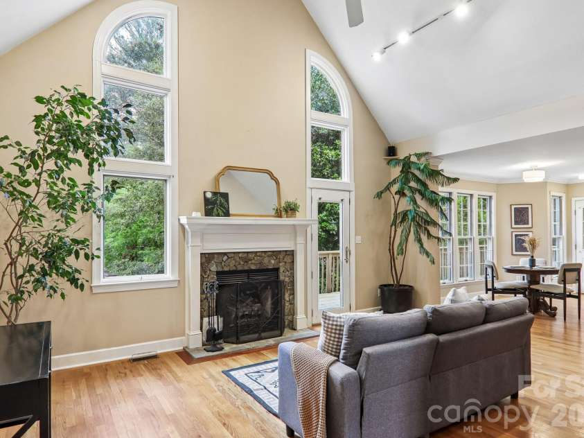 104 Meadow Lake Road, Asheville, NC 28803.  MLS# CAR4394074, YatesRealty ID 36123. 
