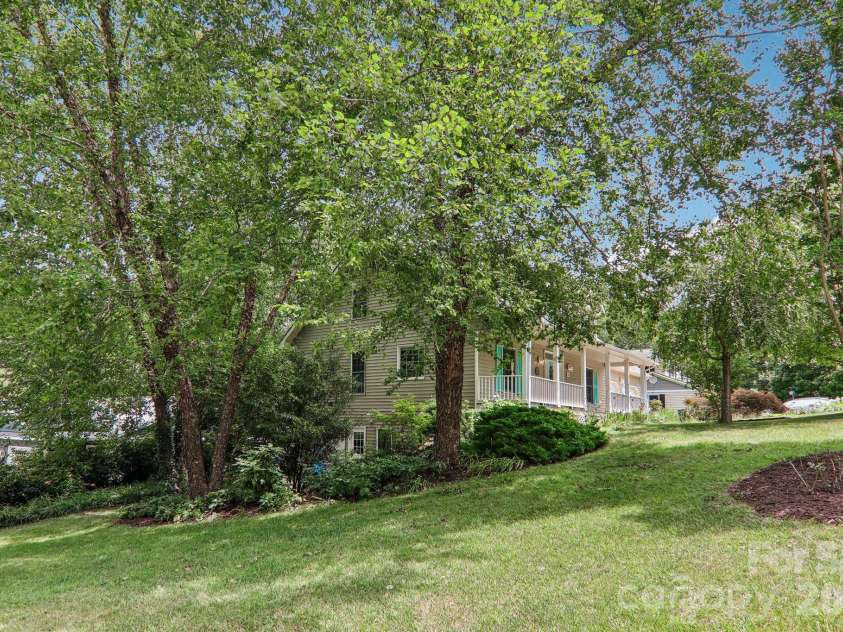 104 Meadow Lake Road, Asheville, NC 28803.  MLS# CAR4394074, YatesRealty ID 36123. 