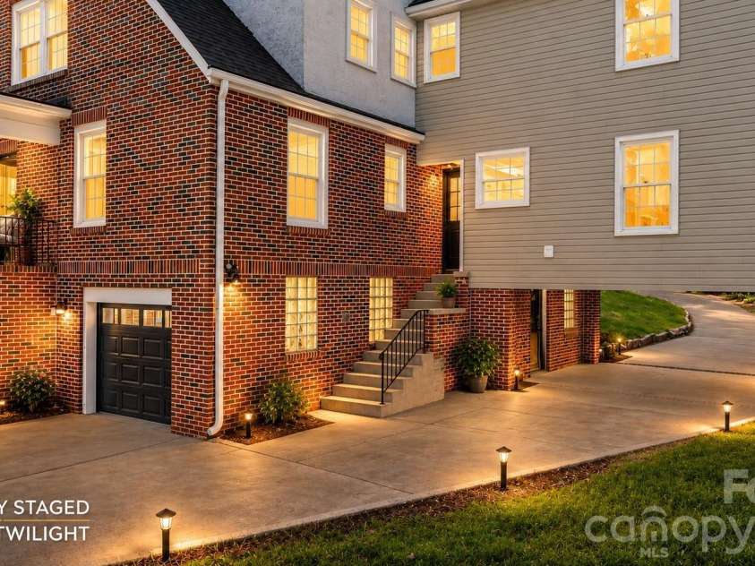 625 4th Street Drive, Hickory, NC 28601.  MLS# CAR4401185, YatesRealty ID 36126. 