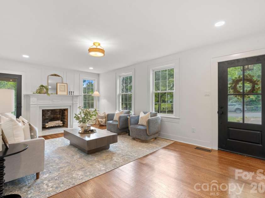 625 4th Street Drive, Hickory, NC 28601.  MLS# CAR4401185, YatesRealty ID 36126. 