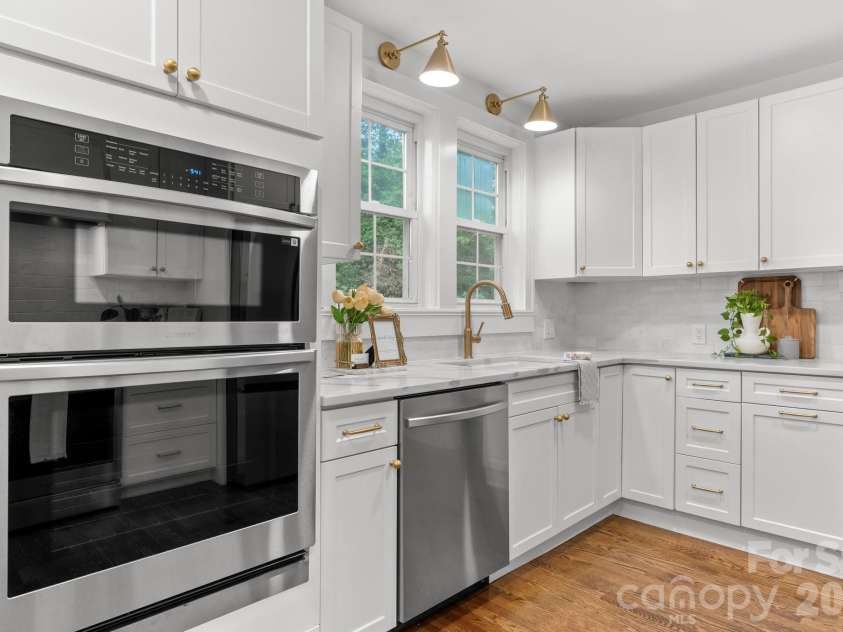 625 4th Street Drive, Hickory, NC 28601.  MLS# CAR4401185, YatesRealty ID 36126. 