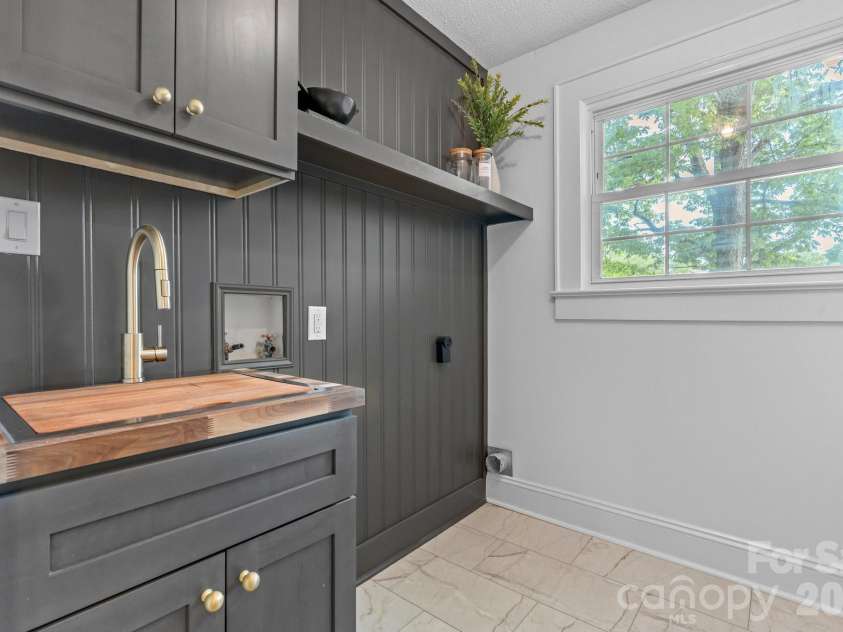 625 4th Street Drive, Hickory, NC 28601.  MLS# CAR4401185, YatesRealty ID 36126. 