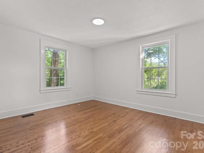 625 4th Street Drive, Hickory, NC 28601.  MLS# CAR4401185, YatesRealty ID 36126. 