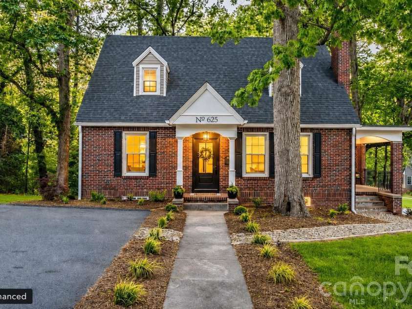 625 4th Street Drive, Hickory, NC 28601.  MLS# CAR4401185, YatesRealty ID 36126. 