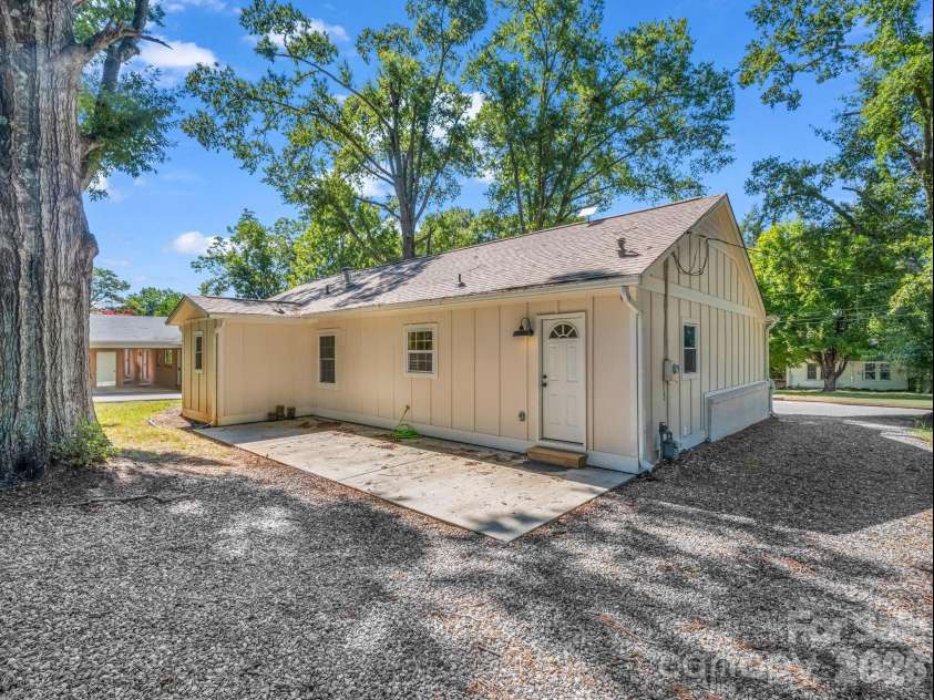 319 Arlington Street, Forest City, NC 28048.  MLS# CAR4402912, YatesRealty ID 36128. 