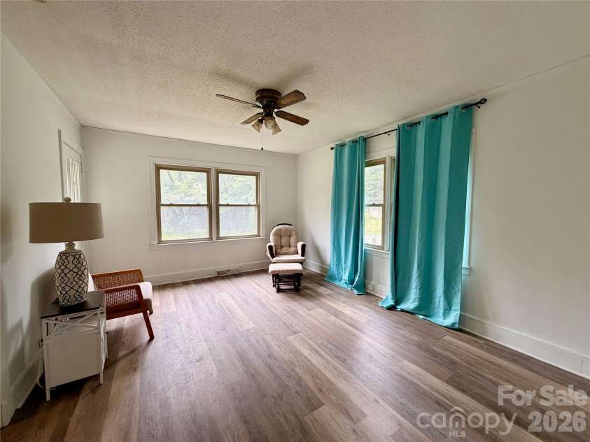 2475 Shelton Avenue, Statesville, NC 28677.  MLS# CAR4403093, YatesRealty ID 36132. 