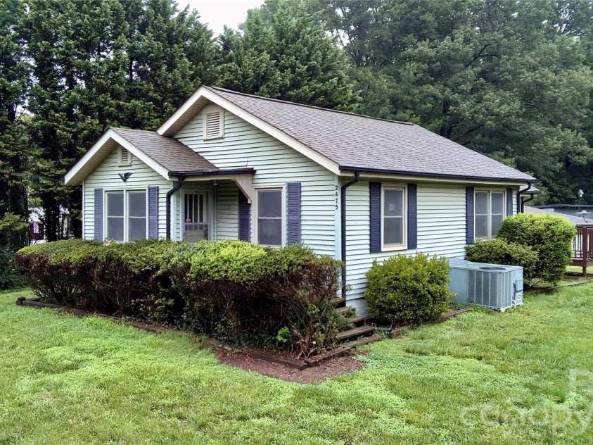 2475 Shelton Avenue, Statesville, NC 28677.  MLS# CAR4403093, YatesRealty ID 36132. 