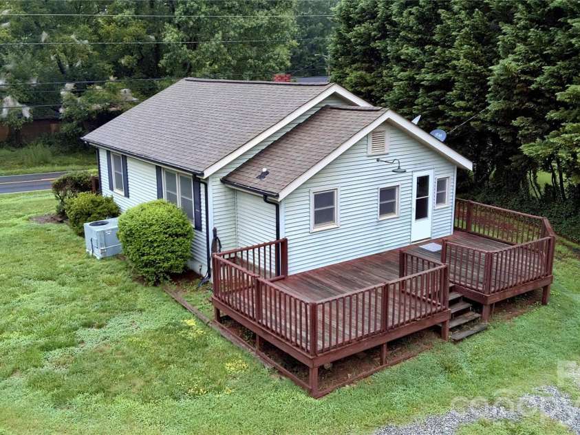 2475 Shelton Avenue, Statesville, NC 28677.  MLS# CAR4403093, YatesRealty ID 36132. 