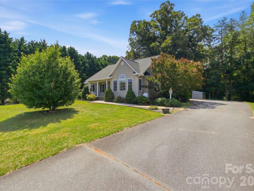 4795 Mountain Run Drive, Lenoir, NC 28645.  MLS# CAR4397442, YatesRealty ID 36133. 