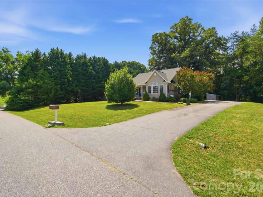 4795 Mountain Run Drive, Lenoir, NC 28645.  MLS# CAR4397442, YatesRealty ID 36133. 