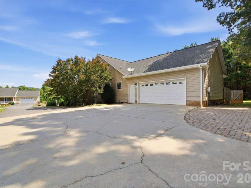 4795 Mountain Run Drive, Lenoir, NC 28645.  MLS# CAR4397442, YatesRealty ID 36133. 