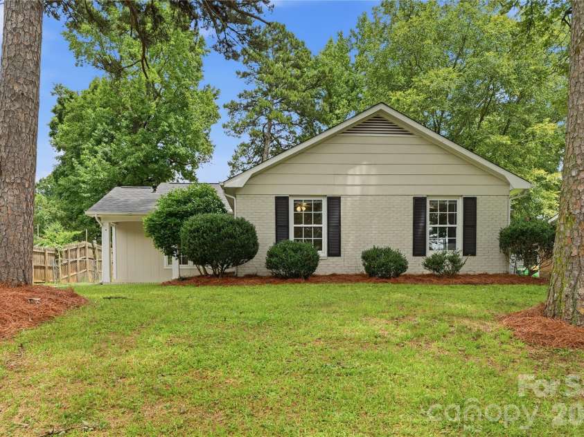 5439 Autumn End Circle, Charlotte, NC 28212.  MLS# CAR4394055, YatesRealty ID 36135. 