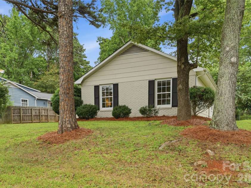 5439 Autumn End Circle, Charlotte, NC 28212.  MLS# CAR4394055, YatesRealty ID 36135. 