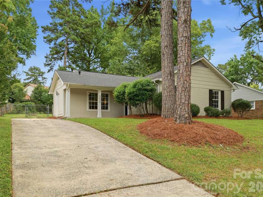 5439 Autumn End Circle, Charlotte, NC 28212.  MLS# CAR4394055, YatesRealty ID 36135. 