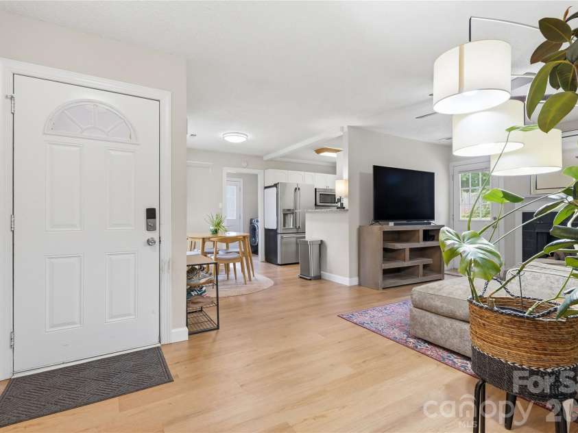 5439 Autumn End Circle, Charlotte, NC 28212.  MLS# CAR4394055, YatesRealty ID 36135. 
