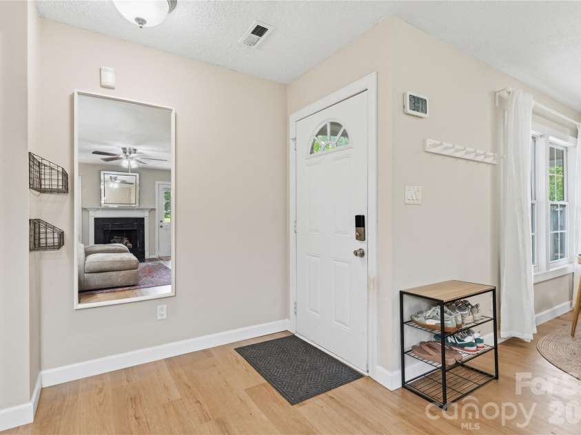 5439 Autumn End Circle, Charlotte, NC 28212.  MLS# CAR4394055, YatesRealty ID 36135. 