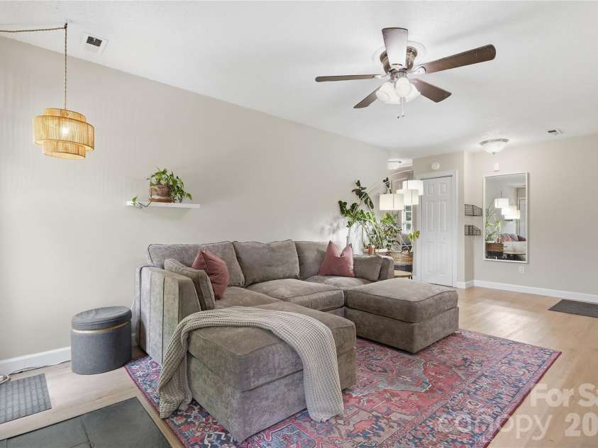 5439 Autumn End Circle, Charlotte, NC 28212.  MLS# CAR4394055, YatesRealty ID 36135. 
