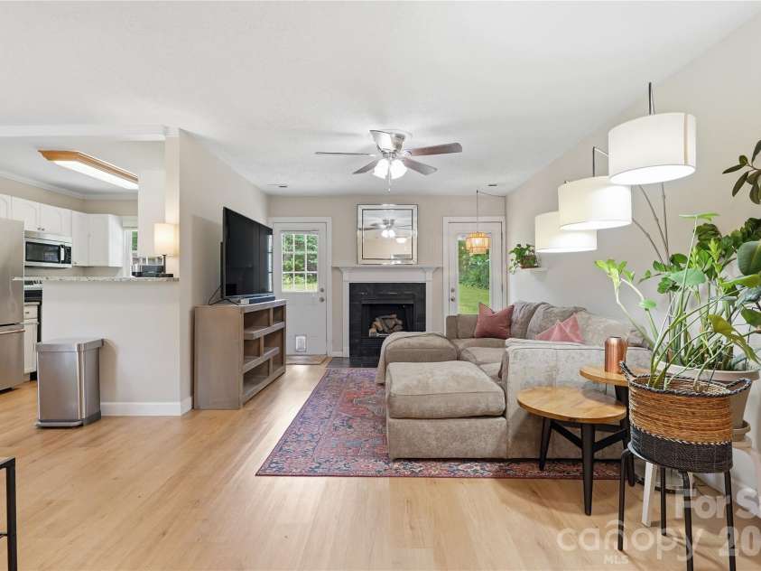 5439 Autumn End Circle, Charlotte, NC 28212.  MLS# CAR4394055, YatesRealty ID 36135. 