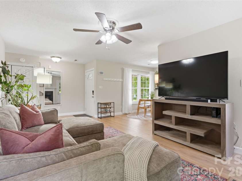 5439 Autumn End Circle, Charlotte, NC 28212.  MLS# CAR4394055, YatesRealty ID 36135. 