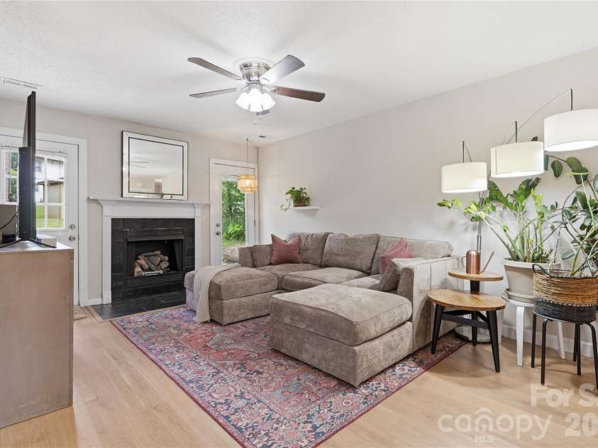 5439 Autumn End Circle, Charlotte, NC 28212.  MLS# CAR4394055, YatesRealty ID 36135. 