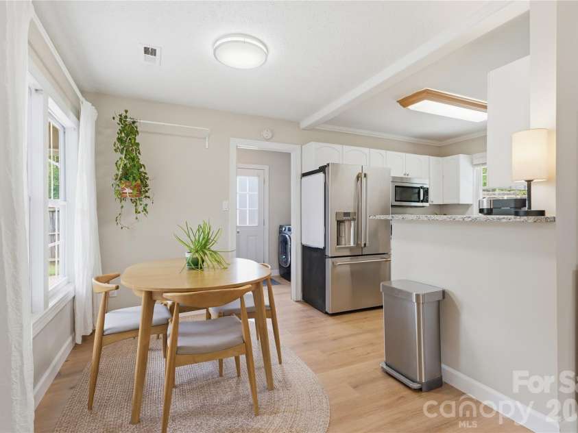 5439 Autumn End Circle, Charlotte, NC 28212.  MLS# CAR4394055, YatesRealty ID 36135. 