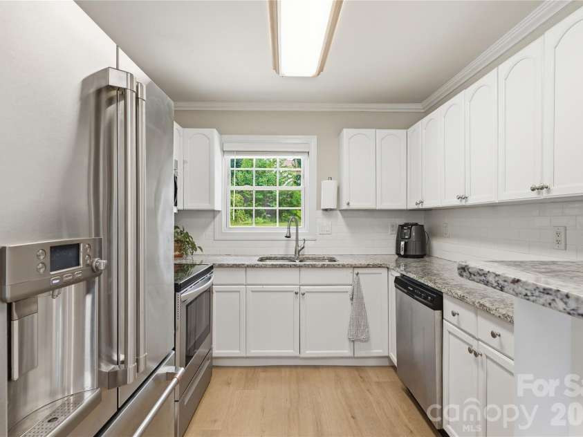 5439 Autumn End Circle, Charlotte, NC 28212.  MLS# CAR4394055, YatesRealty ID 36135. 