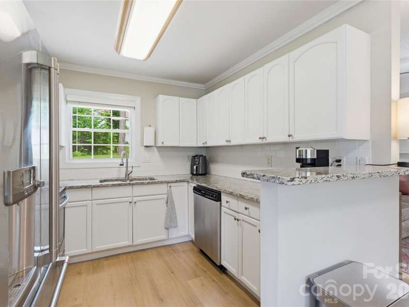 5439 Autumn End Circle, Charlotte, NC 28212.  MLS# CAR4394055, YatesRealty ID 36135. 