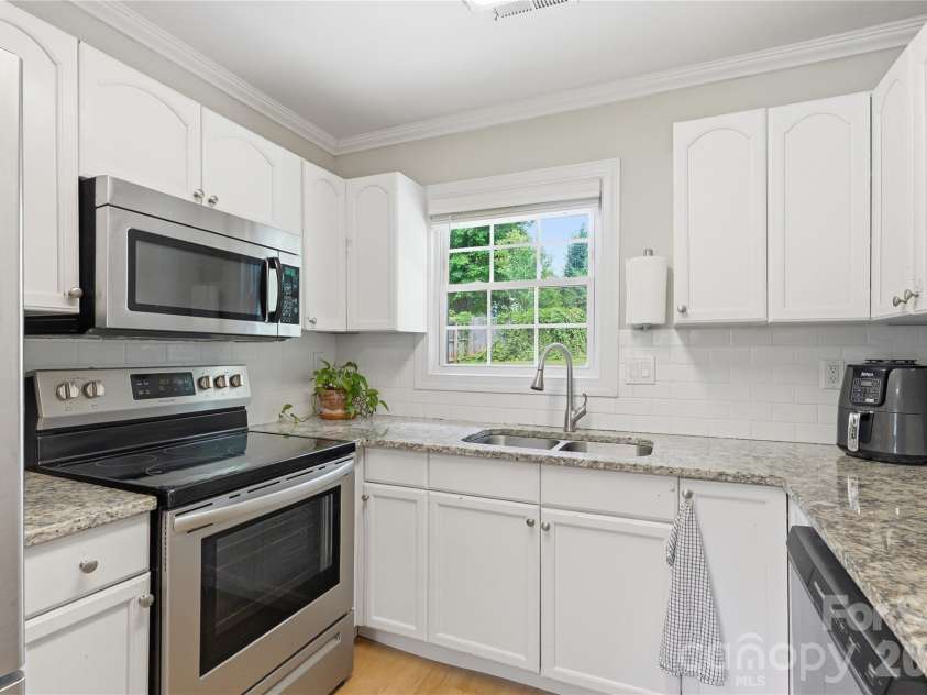 5439 Autumn End Circle, Charlotte, NC 28212.  MLS# CAR4394055, YatesRealty ID 36135. 