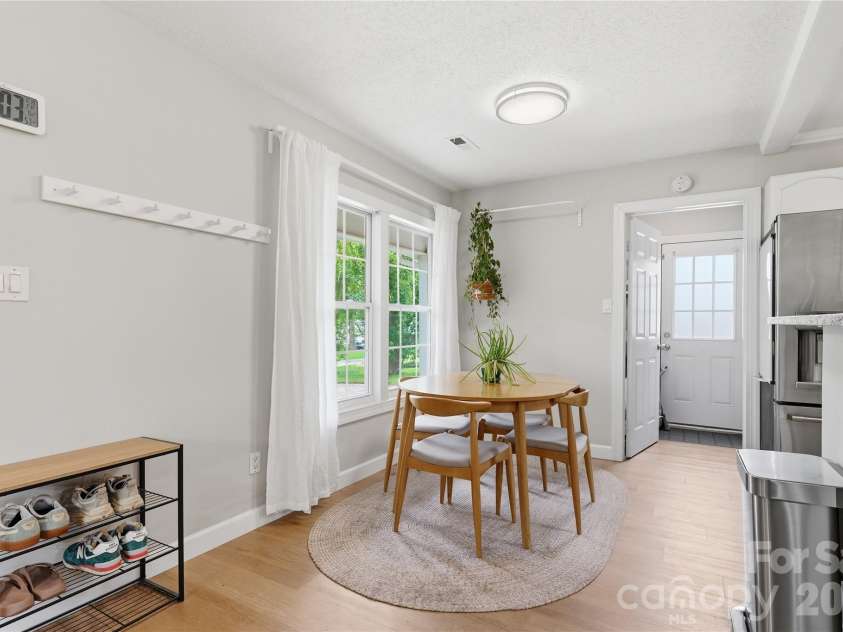 5439 Autumn End Circle, Charlotte, NC 28212.  MLS# CAR4394055, YatesRealty ID 36135. 